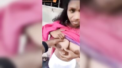 Young tamil girlfriend showing her boobs in video