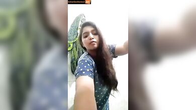Desi bhabhi in nighyty showed her sexy boobs in selfie
