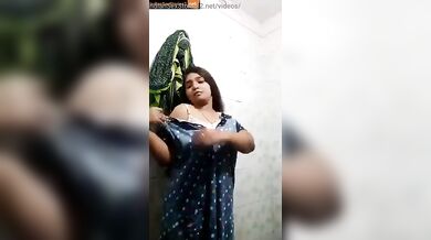 Desi bhabhi in nighyty showed her sexy boobs in selfie