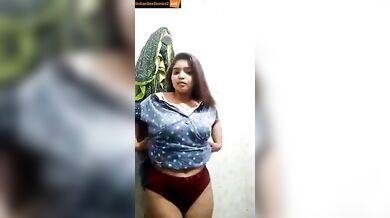 Desi bhabhi in nighyty showed her sexy boobs in selfie