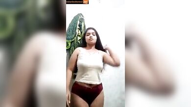 Desi bhabhi in nighyty showed her sexy boobs in selfie