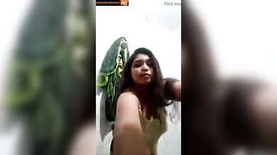 Desi bhabhi in nighyty showed her sexy boobs in selfie