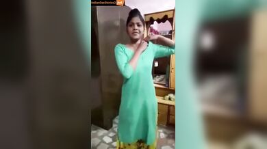 Young punjabi girl showing kunwari fuddi in home mms video
