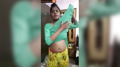Young punjabi girl showing kunwari fuddi in home mms video