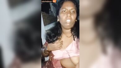 Desi housewife aunty boobs pressing in blouse