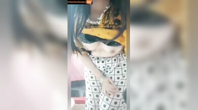 Muslim bhabhi showing boobs to lover in saudi