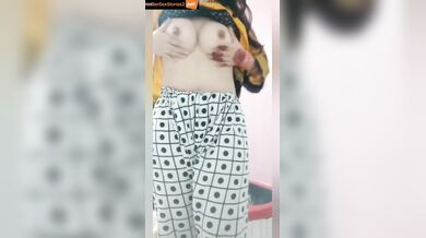 Muslim bhabhi showing boobs to lover in saudi