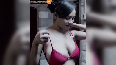 Ritu bhabhi showing her awesome boobs while wearing bra