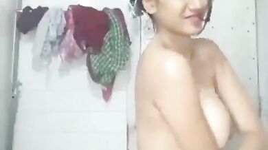 Rajasthani hot bhabhi boobs showing bathroom mms