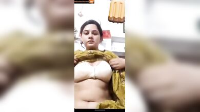 Desi bhabhi showing her pussy juices in video call