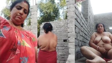 Desi village mom showing bhosda in video call