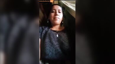 Hot bhabhi showing black hairy pussy in video call