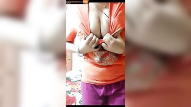 Horny Punjabi milf stripping nude in live whatsapp video