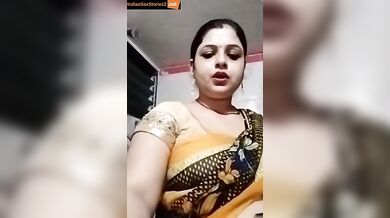 Desi webcam Bhabhi showing her chut in live show