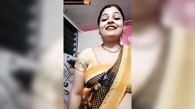 Desi webcam Bhabhi showing her chut in live show