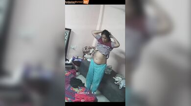 Desi busty Bhabhi dress change caught in cctv