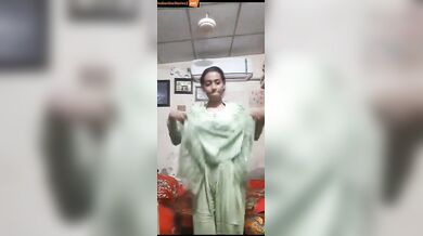 Nerdy college girl dress change naked viral video