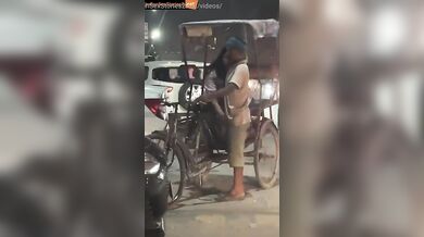 Viral sex video of horny bhabhi giving handjob to rikshawala