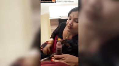 Sexy looking bhojpuri bhabhi sucking and kissing lund