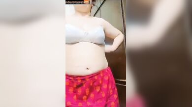 A very hot Bhabhi showing pussy, ass and boobs in sex mms