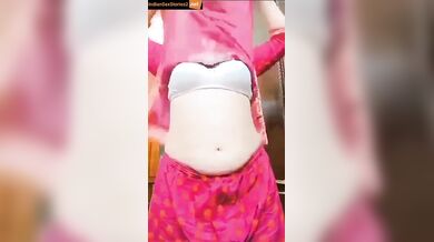 A very hot Bhabhi showing pussy, ass and boobs in sex mms