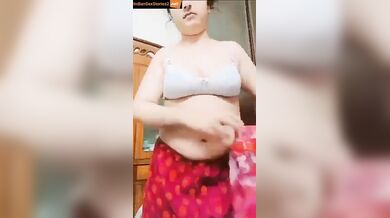 A very hot Bhabhi showing pussy, ass and boobs in sex mms