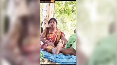 Telugu callgirl aunty giving pleasure to dwarf guy