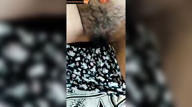 Desi girl exposing her hairy black chut in video call