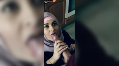Muslim aunty sucking big cock of cooker repair guy