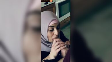 Muslim aunty sucking big cock of cooker repair guy