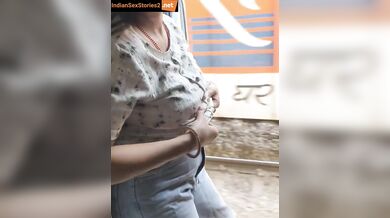 Mumbai bhabhi showing boobs in local train