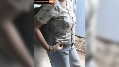 Mumbai bhabhi showing boobs in local train