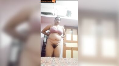 Rajasthani aunty looking for kunwara lund! (striptease video)
