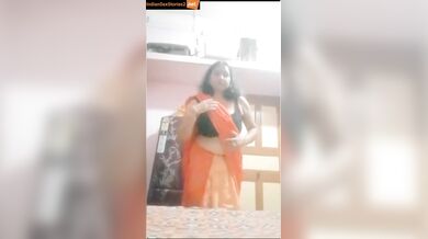 Rajasthani aunty looking for kunwara lund! (striptease video)