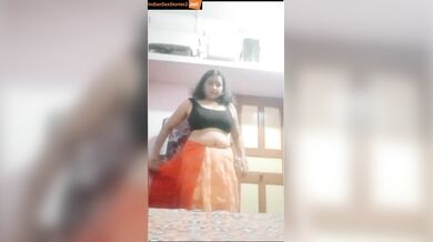 Rajasthani aunty looking for kunwara lund! (striptease video)