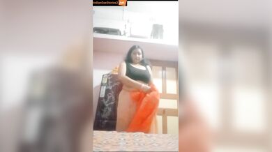 Rajasthani aunty looking for kunwara lund! (striptease video)