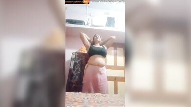 Rajasthani aunty looking for kunwara lund! (striptease video)