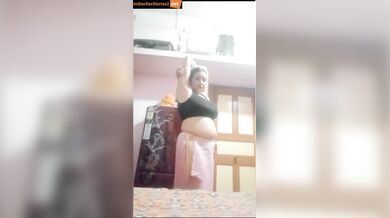 Rajasthani aunty looking for kunwara lund! (striptease video)