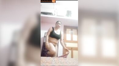 Rajasthani aunty looking for kunwara lund! (striptease video)