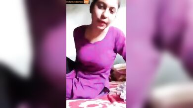 Sexy mms of young girl showing her chut (brinjal fucking)
