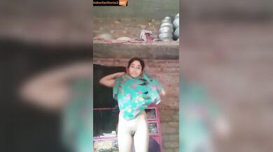 Oriya girl undressing to show her pussy in live video