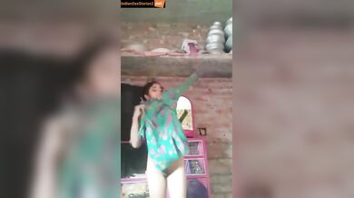 Oriya girl undressing to show her pussy in live video