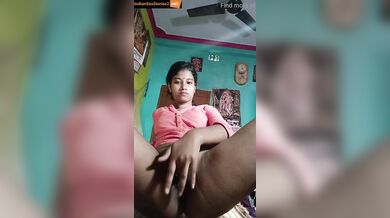 Marathi girl showing desi boobs pussy in early morning video call