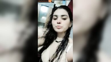 Hot pakistani tiktoker showing saggy boobs and wet chut