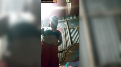 Aroused Bhabhi fucking chut with toothbrush and brinjal