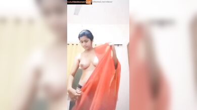 Mumbai dombiwali babe showing her naked boobs