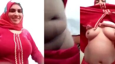 Hijabi big boobs lady showing pussy in video call
