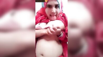 Hijabi big boobs lady showing pussy in video call