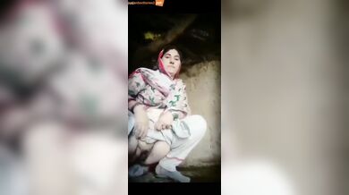 Desi village bhabhi showing naked bur and boobs