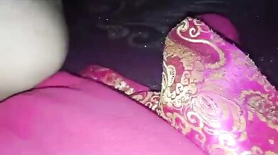 2 young guy shared pakisatni aunty in threesome video